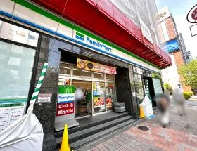 ファミリーマートを通過し、左に曲がって直進すれば当ビル着