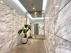 画廊ビルの外観