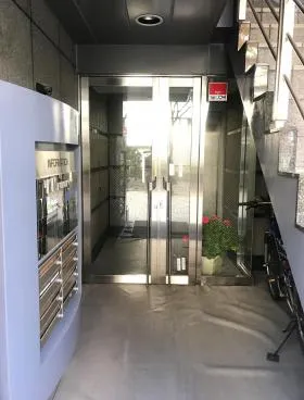 KMビルの外観