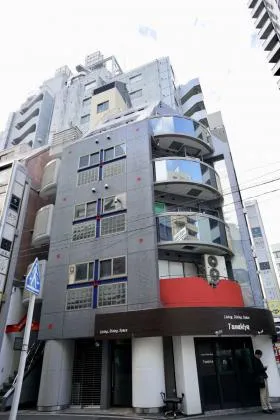 幸運館ビルの外観