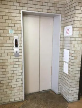 八大ビルの外観
