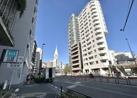 地上に出たら明治通り沿いを新宿方面に進む