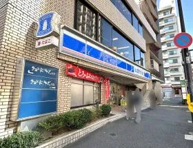 ローソンを通過し、左の細い道に入れば当ビル着