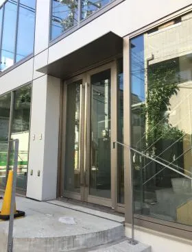 JINSHOビルの外観