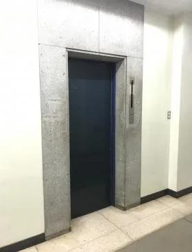 アゼリア東広ビルの外観
