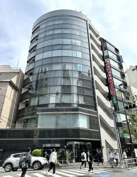 Dスクエア新宿ビルの外観