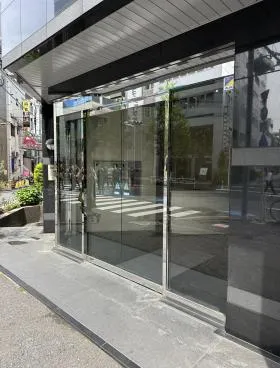 Dスクエア新宿ビルの外観