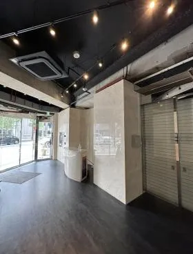 Dスクエア新宿ビルの外観