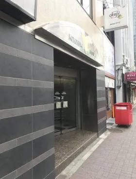 寿ビルの外観