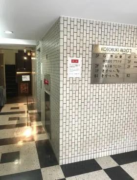 寿ビルの外観