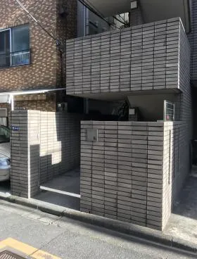 Rビルの外観