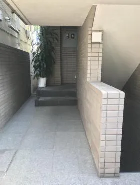 Rビルの外観