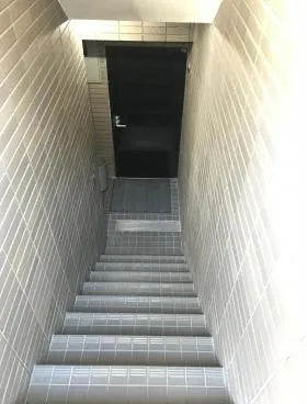 Rビルの外観