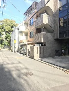 Rビルの外観