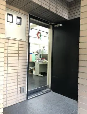 Rビルの外観