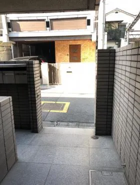 Rビルの外観