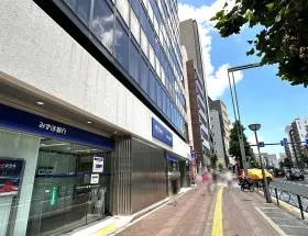 新宿通り沿いを直進し（四ツ谷駅方面）、みずほ銀行を通過する