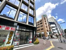 スギ薬局を通過、左に曲がり直進する