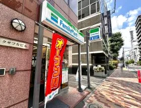 ファミリーマートを通過、もう少し直進すれば当ビル着