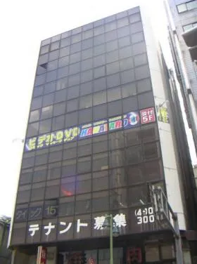 司ビルの外観