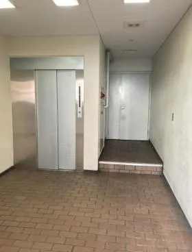 司ビルの外観
