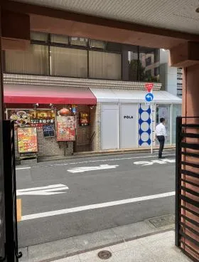 御苑花忠ビルの外観