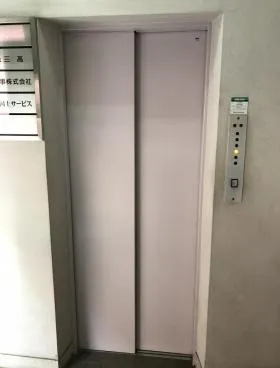丸新ビルの外観
