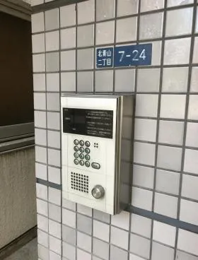 青山光影ビルの外観