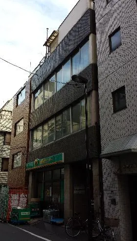 東服ビルの外観