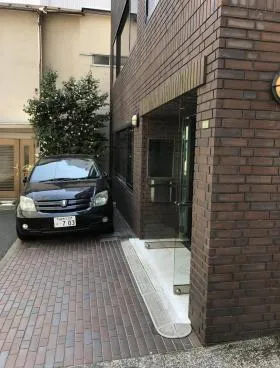 13番5号館ビルの外観