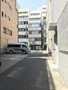 13番5号館ビルの外観