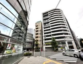 横断歩道（セブンイレブンの前）を渡り左へ曲がる