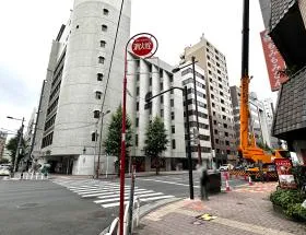 横断歩道の手前で右に曲がれば当ビル着