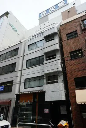 ほんもくビルの外観