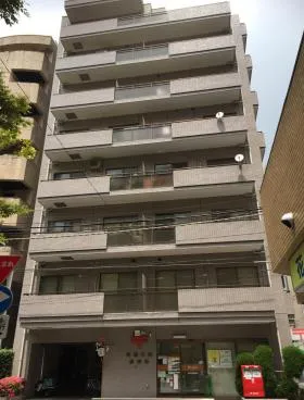 クインズコート新宿ビルの外観