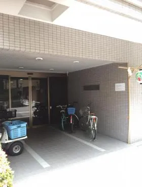 クインズコート新宿ビルの外観
