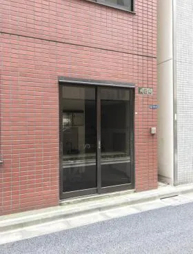 折ビルの外観