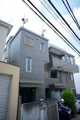 コリナス神宮前ビルの外観