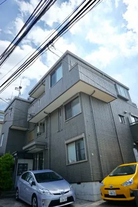 コリナス神宮前ビルの外観