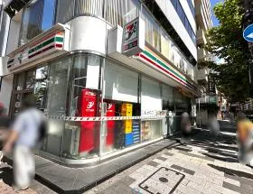 セブンイレブンを通過、横断歩道を渡れば（右側）当ビル着