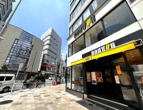 出入口の前にあるドトールコーヒーショップを通過して右へ曲がり、スタジアム通り沿いを直進する