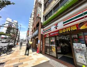 セブンイレブンを通過、もう少し直進すれば当ビル着