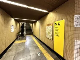 出入口6を目指す