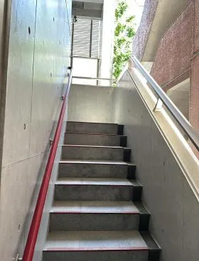 日本パルスモータービルの外観