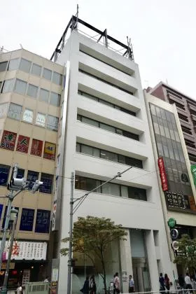 クロスオフィス新宿ビルの外観