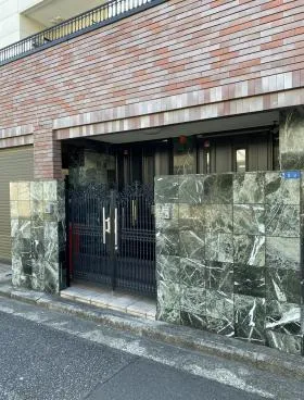 戸建ビルの外観