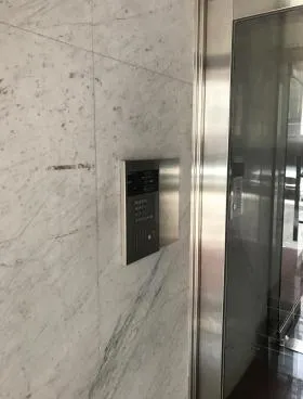 クイーンホームズの外観