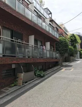 クイーンホームズの外観