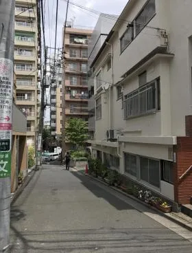 クイーンホームズの外観