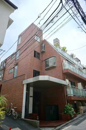 クイーンホームズの外観
